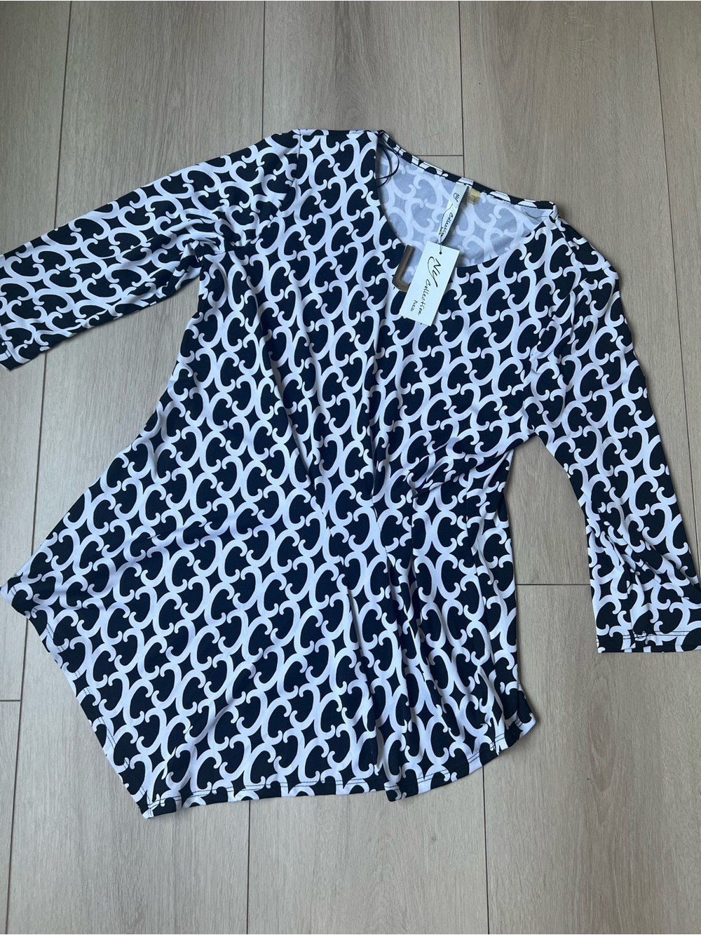 NY Collection Black & White Geometric V-Neck Top